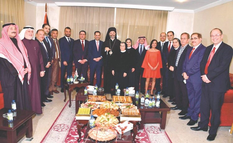 السفير صقر أبوشتال وغطاس هزيم وبطرس غريب وعدد من الحضور﻿