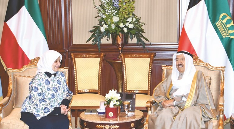 صاحب السمو الأمير الشيخ صباح الأحمد خلال استقباله هند الصبيح﻿