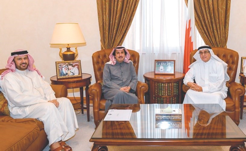 مستشار العاهل البحريني لشؤون الإعلام نبيل الحمر مستقبلا السفير الشيخ عزام الصباح ورئيس المكتب الثقافي د. عبدالله الكندري﻿