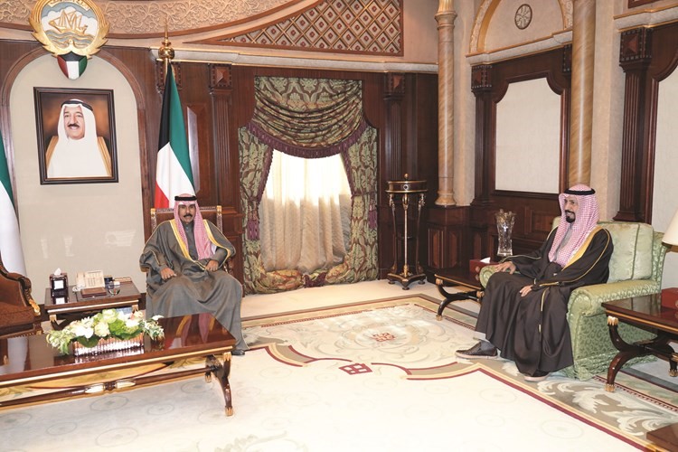 سمو ولي العهد الشيخ نواف الأحمد خلال استقباله الشيخ علي الخالد ﻿