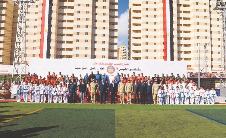 الرئيس المصري عبدالفتاح السيسي في صورة تذكارية قبيل افتتاح المرحلة الثانية من بشاير الخير﻿