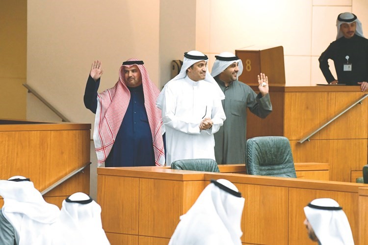 النواب يوسف الفضالة وخالد العتيبي وحمدان العازمي لحظة دخولهم القاعة﻿