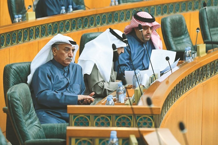 مبارك الحجرف وعبدالله فهاد وشعيب المويزري﻿