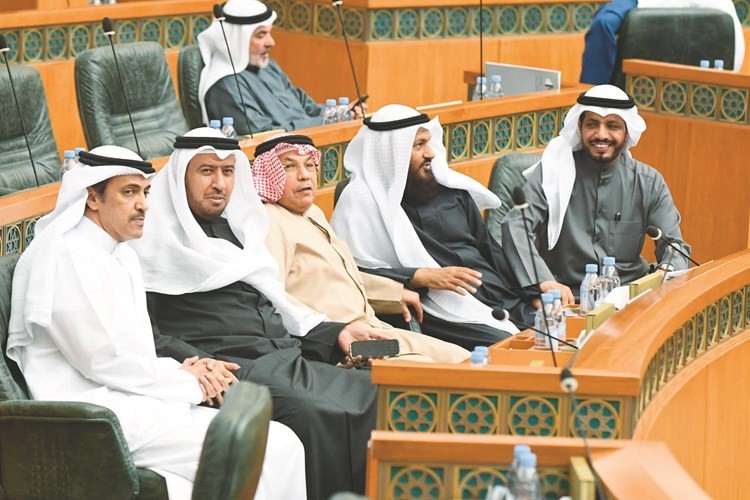 وزير الداخلية الشيخ خالد الجراح متوسطا ماجد المطيري ومحمد هايف وفهد العفاسي وخالد العتيبي﻿