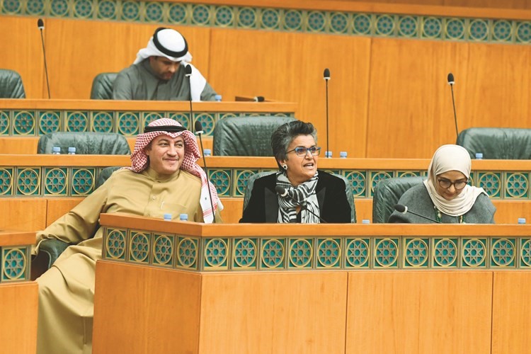 مريم العقيل وصفاء الهاشم وعسكر العنزي يتابعون الجلسة﻿