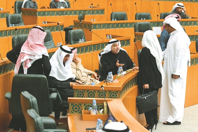 وزير الداخلية الشيخ خالد الجراح متوسطا مجموعة من النواب والوزراء﻿