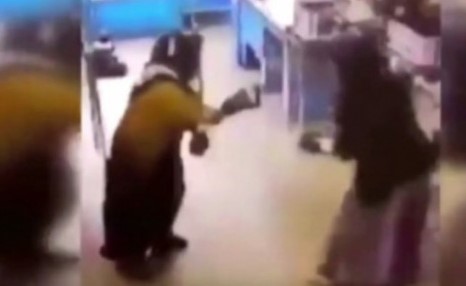 بالفيديو.. كاميرا مراقبة تسجل مشهداً طريفاً لسيدتين.. الفيديو حصد ملايين المشاهدات والاعجابات!