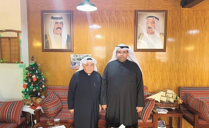 م.حمود العنزي خلال لقائه مع القس عمانويل غريب﻿
