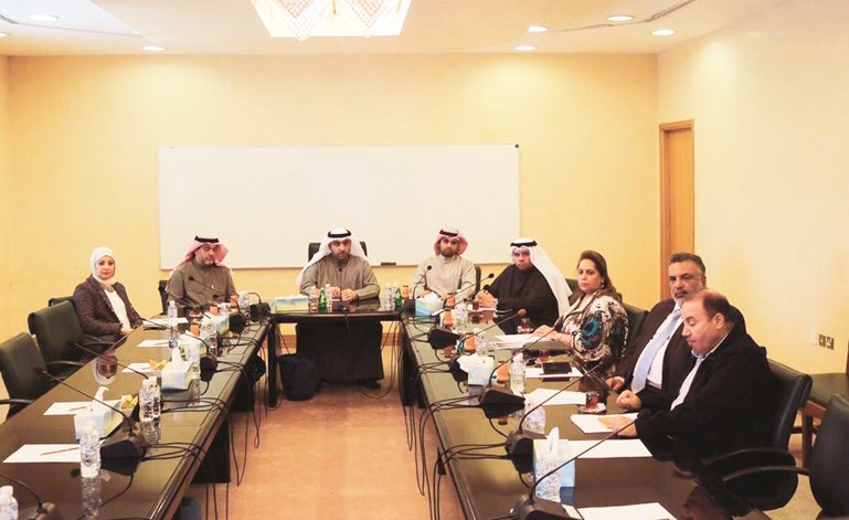 أسامة العتيبي وأعضاء المجلس البلدي خلال العرض المرئي لمشروع الفراونية الثقافي﻿