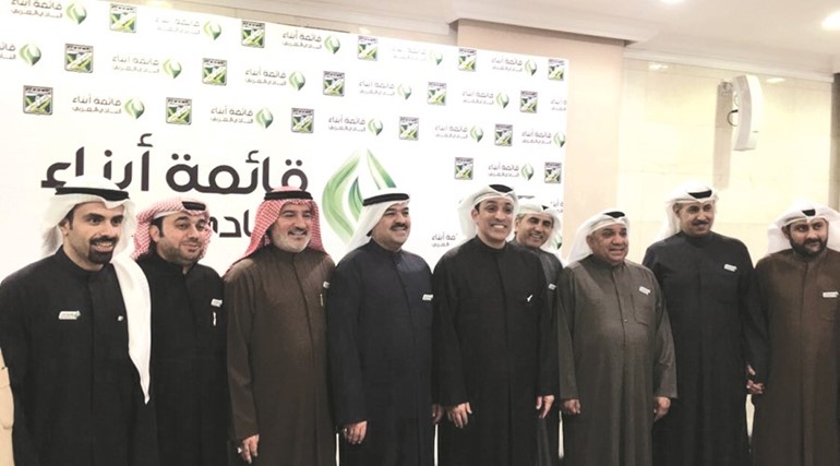 عبدالعزيز عاشور متوسطا عددا من أبناء النادي﻿