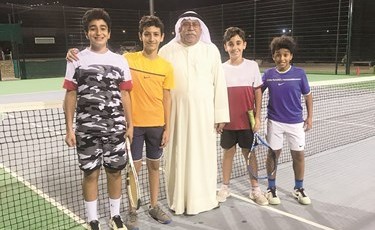 أحمد القلاف مع عناصر منتخب تحت ١٤ سنة﻿