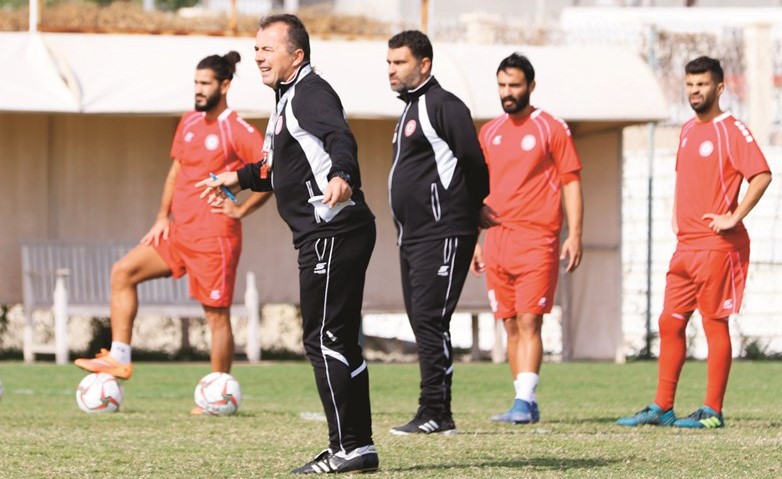المدرب المونتينيغري ميودراغ رادولوفيتش في حصة تدريب لمنتخب الأرز في البحرين﻿