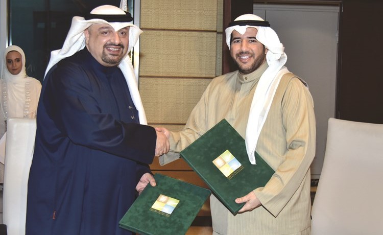 الشيخ عبدالله الأحمد وجمال النصرالله يتبادلان وثيقتي الاتفاق		(محمد هاشم)﻿