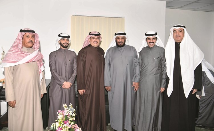 د. سعد الخراز وعدد من مهنئيه﻿