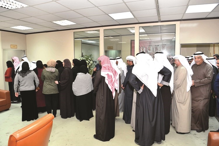 جموع من الموظفين والمواطنين بانتظار تهنئة الخراز﻿