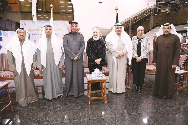 الوزيرة مريم العقيل مع أحمد الموسى وعبدالله المطوطح وإيمان الأنصاري ود. مبارك الجافور وسلطان الشعلاني وحسن خضر﻿