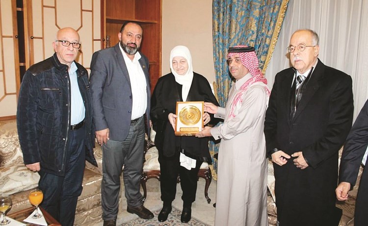 رئيسة كتلة المستقبل النيابية النائبة بهية الحريري مستقبلة وفدا من المشاركين في مخيم الشباب العربي للتطوع الذي قدم لها درعا تكريمية(محمود الطويل)﻿