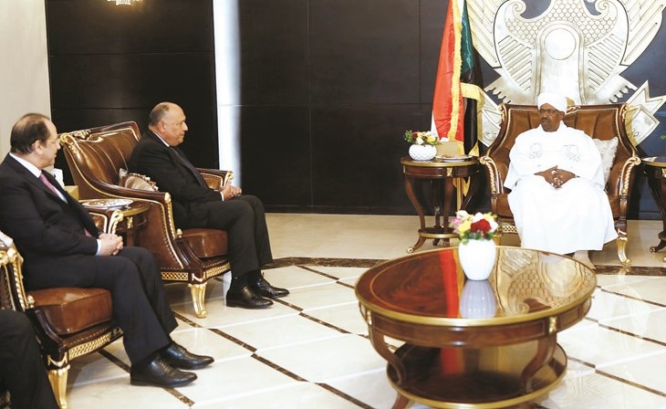 الرئيس السوداني عمر البشير مسقبلا في الخرطوم امس وزير الخارجية المصري سامح شكري ورئيس جهاز المخابرات العامة اللواء عباس كامل						(ا.ف.ب) ﻿