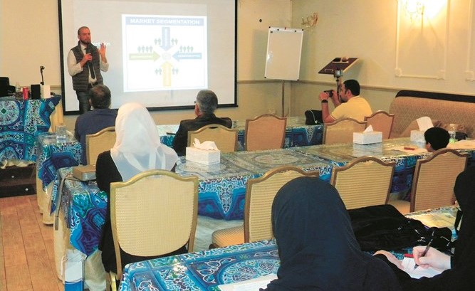 د. عبدالله الدوسري خلال المحاضرة ﻿