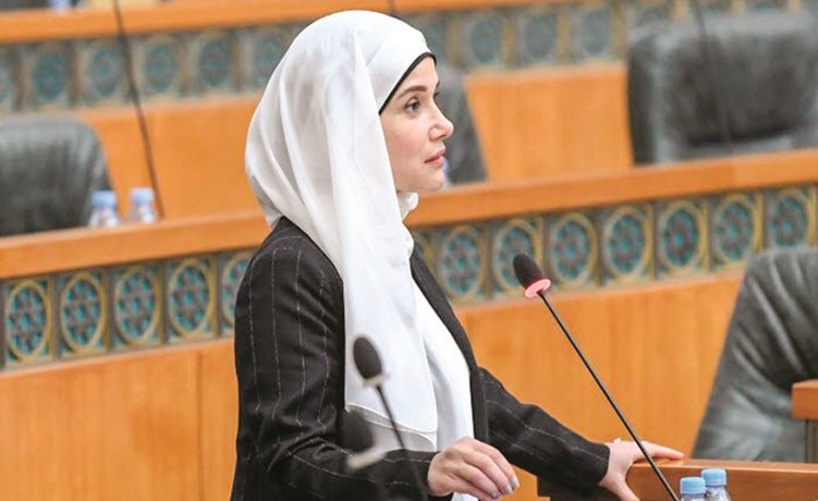 د.جنان بوشهري في صورة من جلسة مجلس الأمة﻿