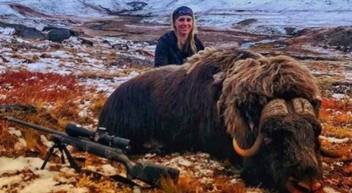 بالصور.. غضب وتهم تواجه مذيعة أميركية تباهت بصيد الماعز