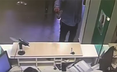 بالفيديو.. مسلح يهنئ موظفي مصرف بعيد رأس السنة على طريقته!