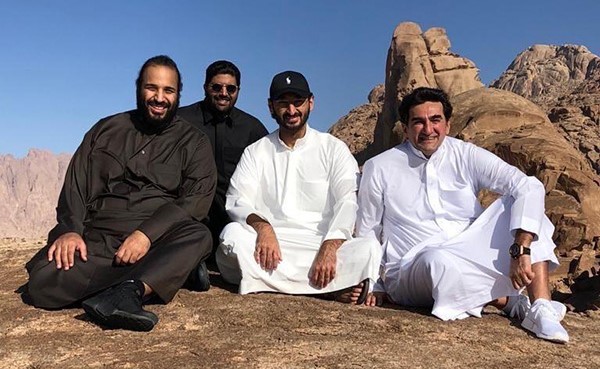 بالصور.. ولي العهد السعودي مع عدد من الوزراء على قمة جبل اللوز