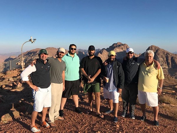 بالصور.. ولي العهد السعودي مع عدد من الوزراء على قمة جبل اللوز