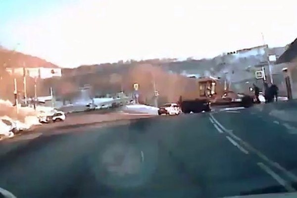 بالفيديو.. شطر سيدة إلى نصفين في حادث مروع في عيد الميلاد