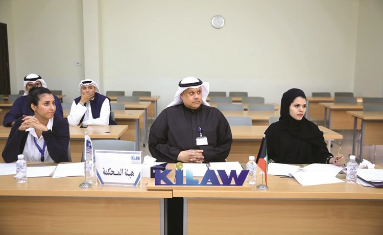 د.عبدالله الرمح يتوسط عضوتي هيئة المحكمة عائشة القصار ودلال الغانم﻿