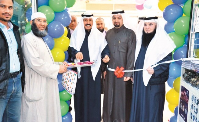  د.حسين الحمادي خلال افتتاح المهرجان ﻿
