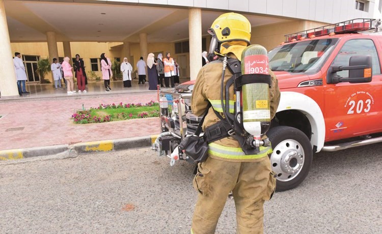 ﻿احد رجال الاطفاء يقدم الشرح خلال التمرين﻿