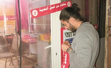 إغلاق أحد المحلات المخالفة خلال الحملة ﻿