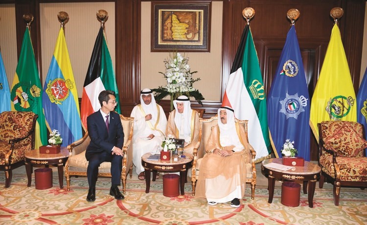 صاحب السمو الأمير الشيخ صباح الأحمد خلال استقباله السفير هونغ يونغ جي﻿