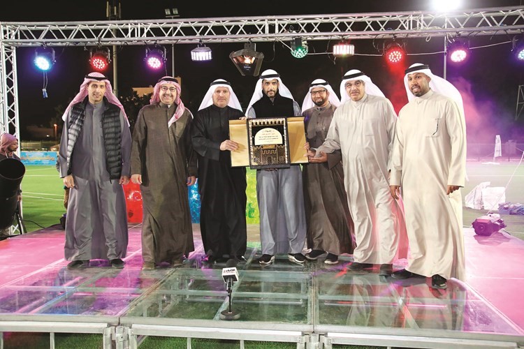 خالد الغانم متوسطا طلال اللحدان وعادل الدوخي وعبدالسلام الرندي وإبراهيم المشعل وراشد بورسلي وعبدالله العثمان الراشد وصالح الذياب﻿