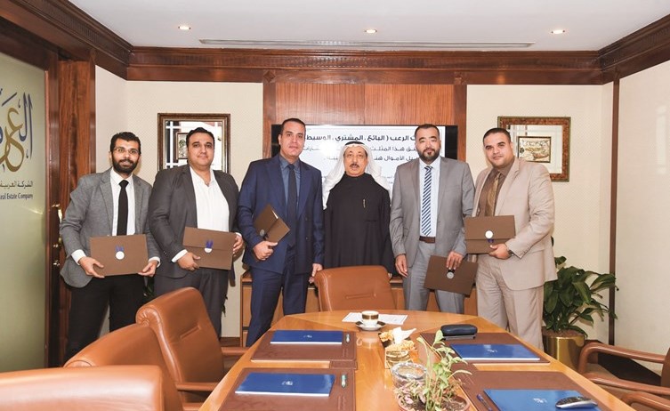  د.حيدر الجمعة متوسطا الموظفين المشاركين في الدورة ﻿