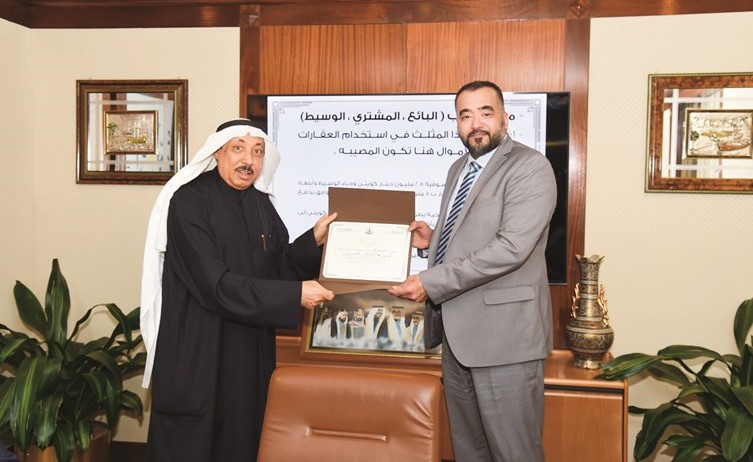 عادل حسونة يتسلم شهادة الدورة التدريبية من د.حيدر الجمعة﻿