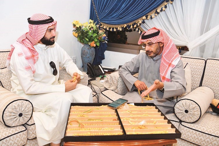 الشيخ عبدالله الحمود متحدثا للزميل محمد راتب	(قاسم باشا)﻿