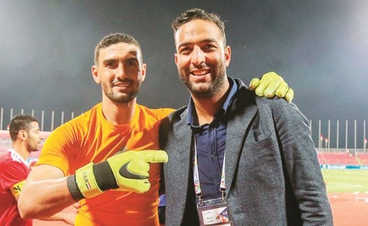 الحارس محمد عواد محتفلا مع مدرب الفريق ميدو﻿