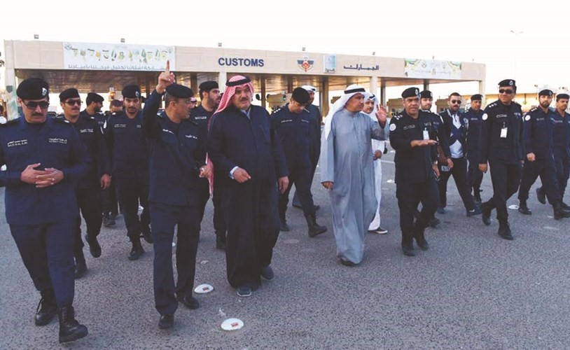 الفريق عصام النهام واللواء منصور العوضي وكبار الضباط خلال جولة في منفذ النويصيب﻿
