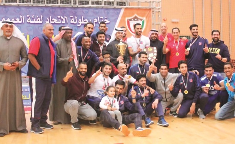 فريق الكويت محتفلا بأولي بطولات الطائرة لهذا الموسم﻿