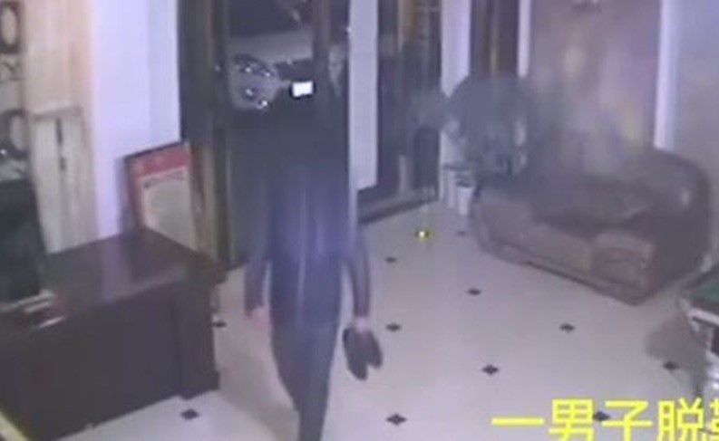 بالفيديو.. رائحة جوارب لص تؤدي إلى إلقاء القبض عليه