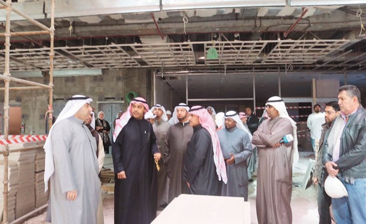 أسامة العتبي وعدد من أعضاء المجلس خلال زيارة مبنى البلدي الجديد﻿