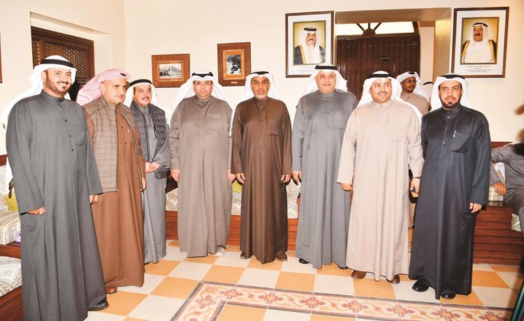 الوزير فهد الشعلة متوسطا م.حمود العنزي وفؤاد الرقيب وفواز النمران وخلف المطيري ويوسف الصقعبي وم.فيصل الجمعة وم.سعد المحيلبي﻿
