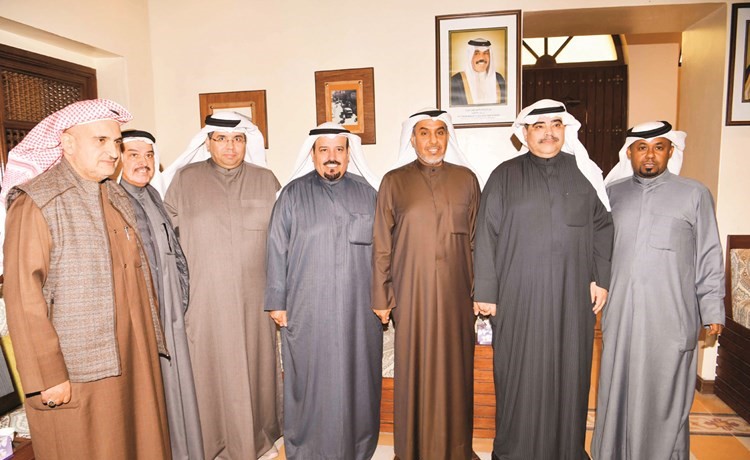 الزملاء بداح العنزي وزكريا محمد وفايز الزعل يباركون﻿
