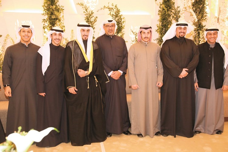 المعرس خالد الذكير متوسطا عبدالرحمن وخليفة وعبدالرحمن وباسم وعمر وعبدالعزيز الذكير﻿