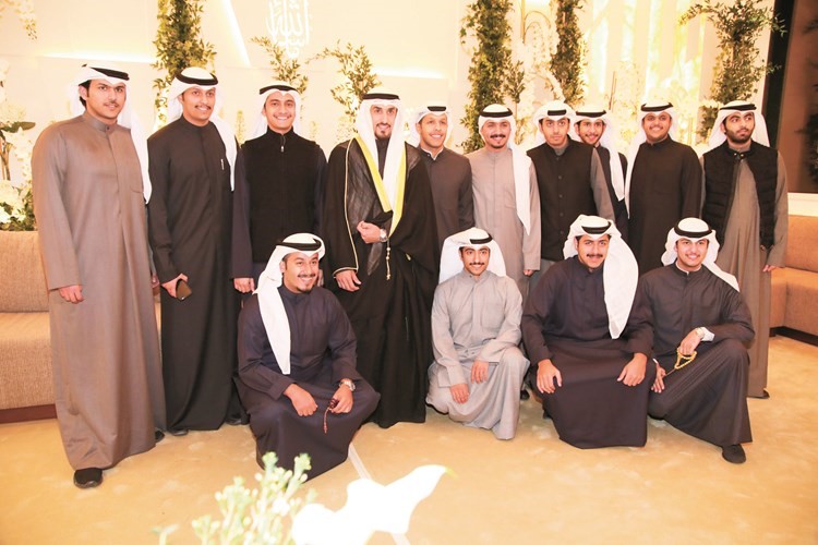 المعرس خالد عادل الذكير متوسطا الأصدقاء في لقطة تذكارية﻿
