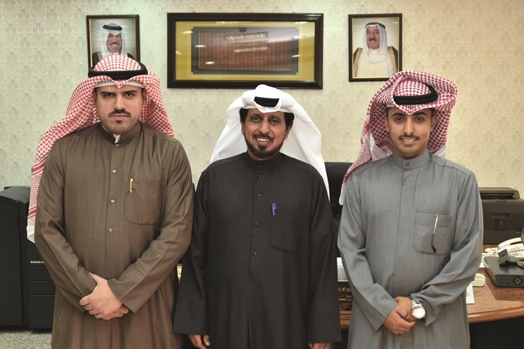 راشد العازمي متوسطا محمد العازمي والزميل عبدالكريم العبدالله	(محمد هنداوي)﻿