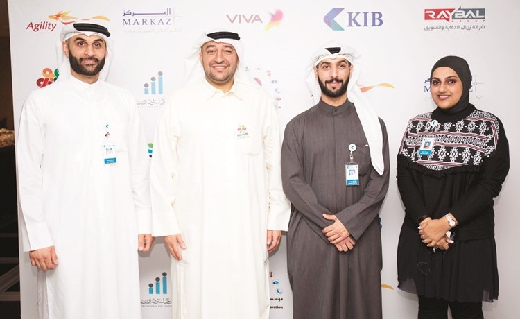 داود معرفي مع موظفي البنك﻿