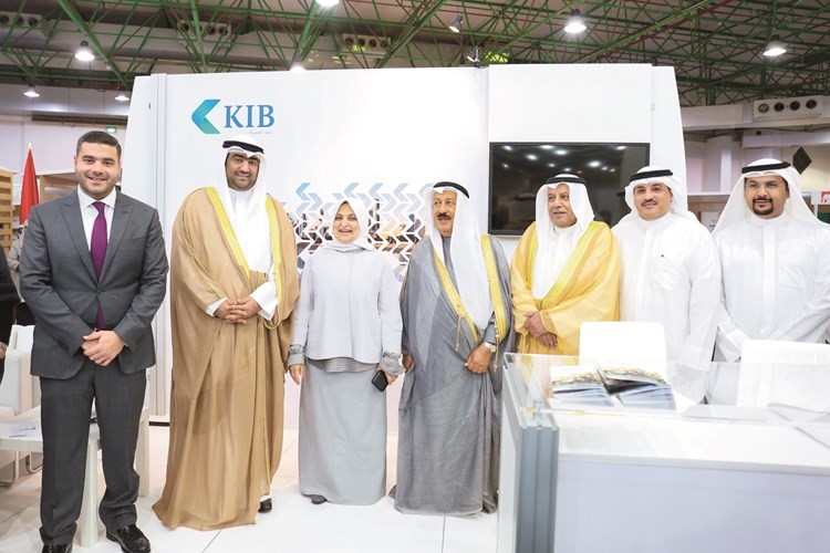 خالد الروضان وهند الصبيح وجواد بو خمسين وحسين الخرافي ونواف ناجيا في جناح KIB﻿